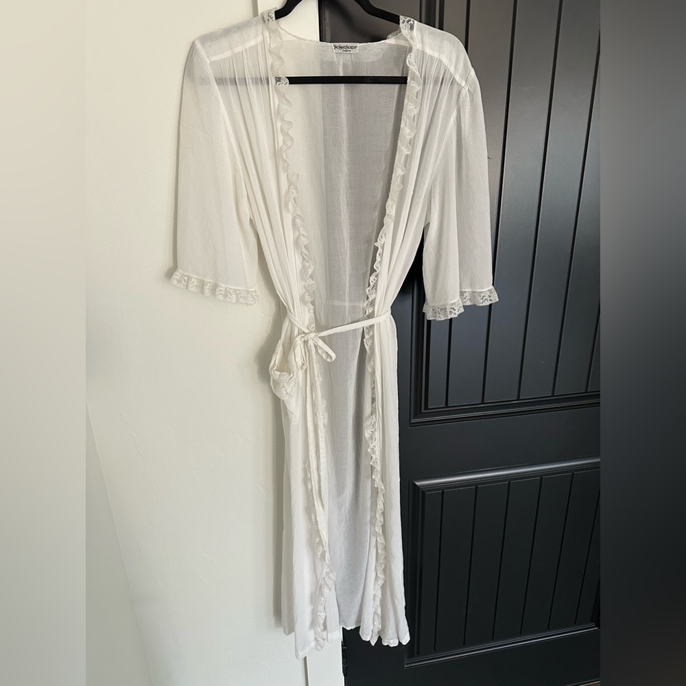 Elegant White Lace Trim Robe